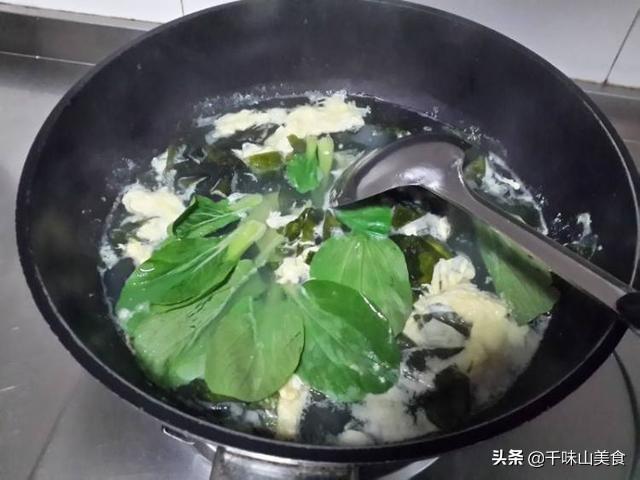 蛋花汤怎么做出絮状,酸辣蛋花汤怎么做好吃呢？