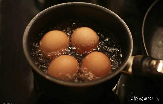 水开后鸡蛋煮多久熟,煮鸡蛋什么时间刚刚好熟透？