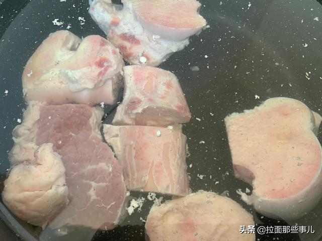 牛骨头怎么炖好吃又烂,牛骨头汤怎么样烀烂的快？