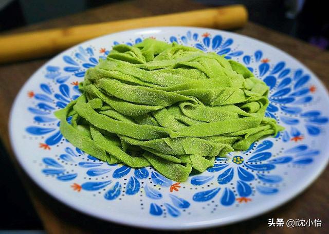 菠菜汁,为什么用菠菜汁和出面不是绿色？