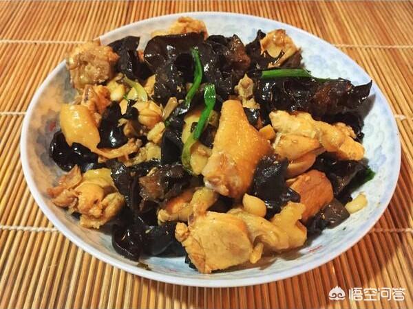 鸡肉怎么炒好吃,木耳炒鸡块的做法是什么？