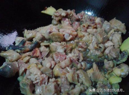 青椒炒鸡肉的做法,清椒炒鸡肉怎么做才肉才不柴？