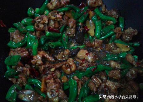 青椒炒鸡肉的做法,清椒炒鸡肉怎么做才肉才不柴？