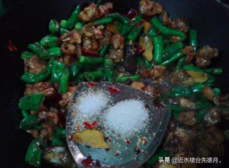 青椒炒鸡肉的做法,清椒炒鸡肉怎么做才肉才不柴？