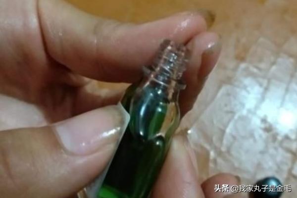 502胶水粘手上怎么洗掉,手上沾了502胶水怎么去掉？