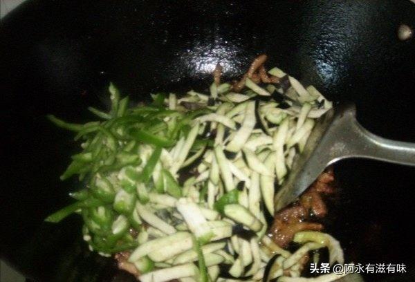 青椒炒茄子的做法,炒茄子丝的正宗做法是啥？