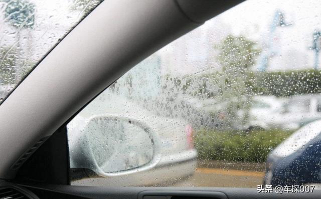 后视镜不沾雨水的方法,下雨天开车后视镜糊了怎么办？