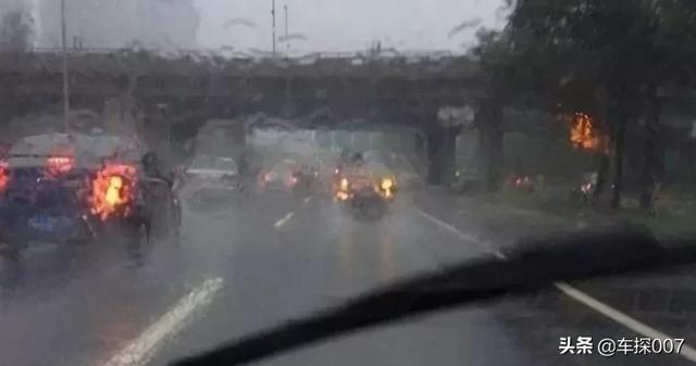 后视镜不沾雨水的方法,下雨天开车后视镜糊了怎么办？