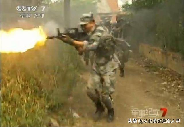 九五式突击步枪,95式射击时为何会产生黑烟？