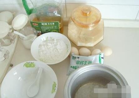 电饭锅做蛋糕简单做法,怎么用电饭锅和普通面粉做蛋糕？