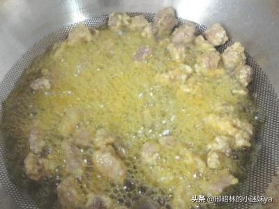 溜肉段的家常做法,正宗东北溜肉段的简单家常做法？