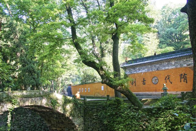 天台山在哪里,浙江台州的天台山景区怎么样？