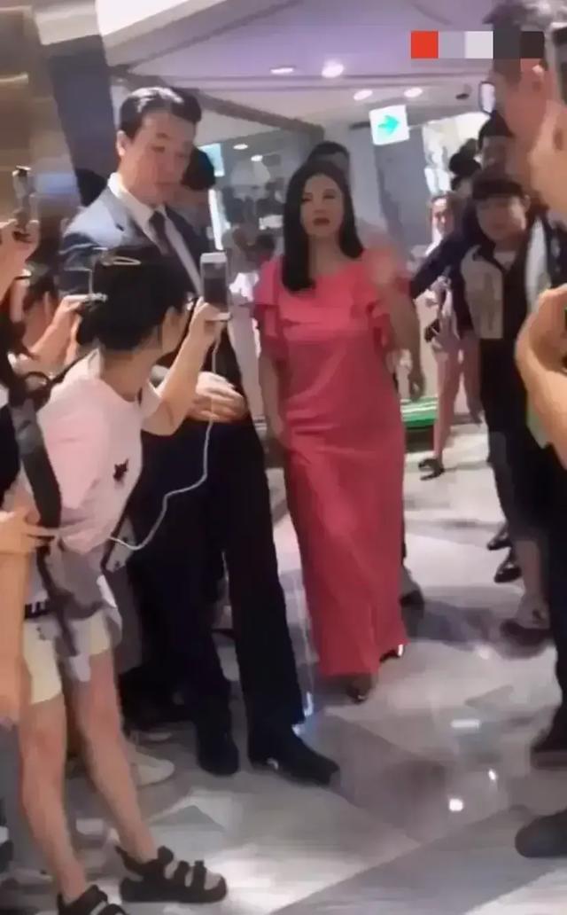 张纪中有几任妻子,你认为全网最高调的人都有谁？