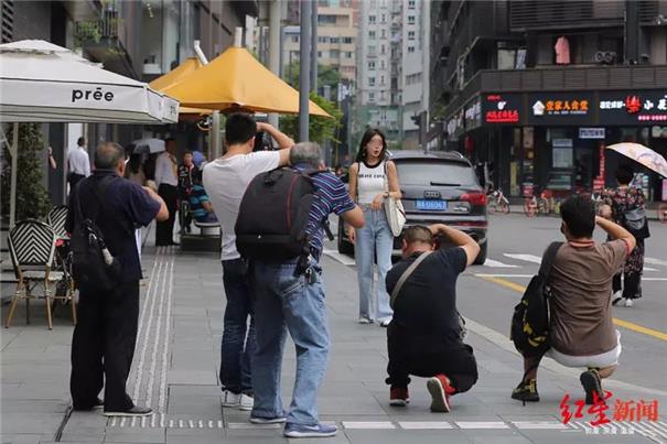 街拍裙底（网红景点变“偷拍胜地”）