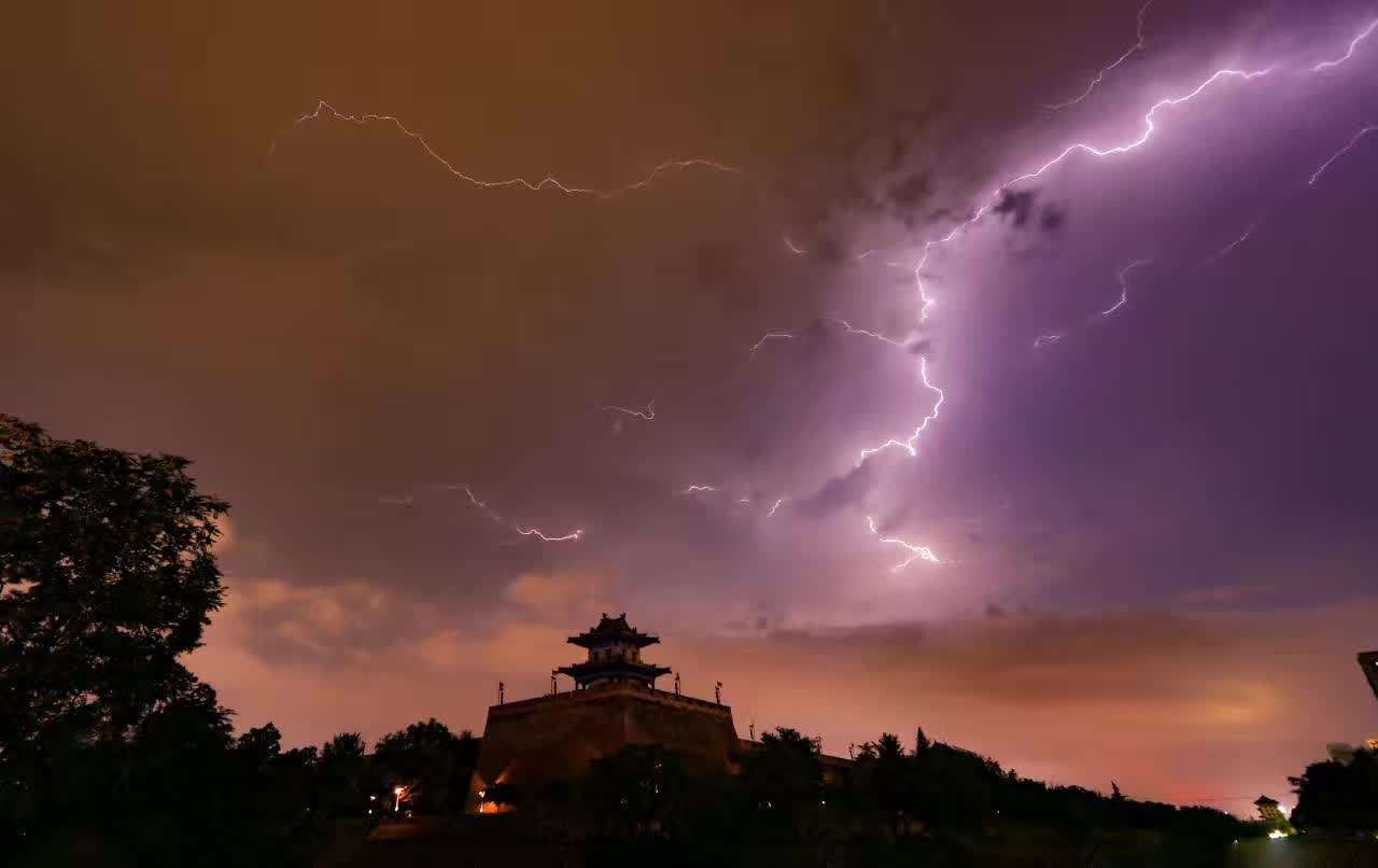 雷是怎么形成的_（闪电和雷是怎么形成的？）