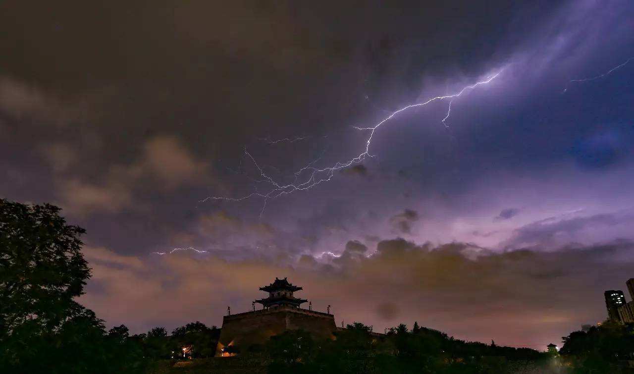 雷是怎么形成的_（闪电和雷是怎么形成的？）