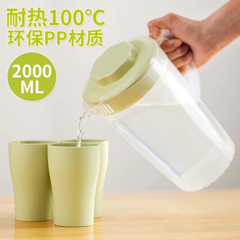 塑料材质的水杯倒热水