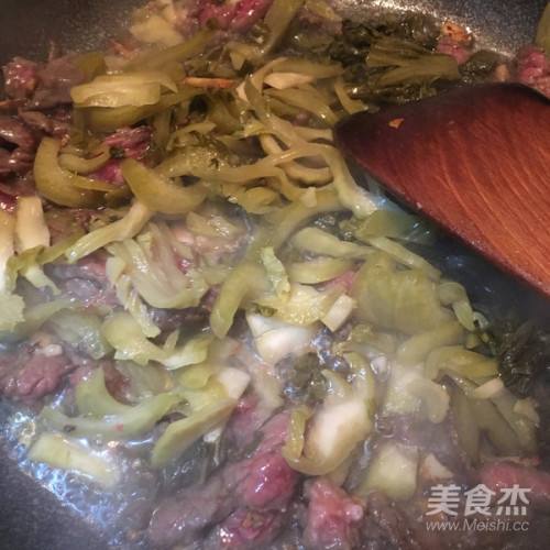 酸菜炒牛肉的做法