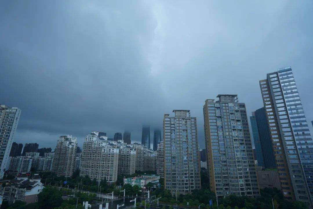 暴风雨天气能不能开空调