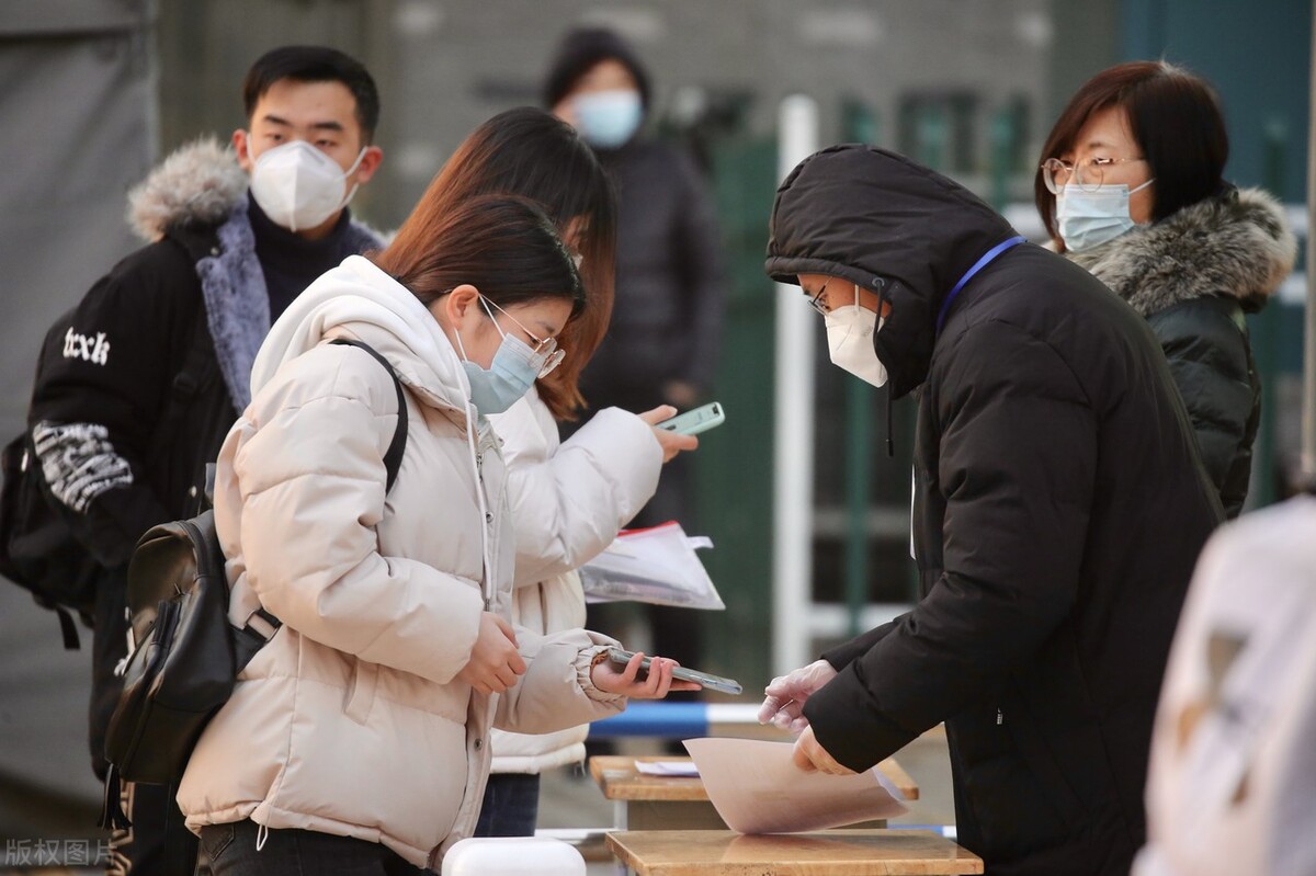 中级职称相当于公务员的什么级别？评上中级后就成为领导了吗