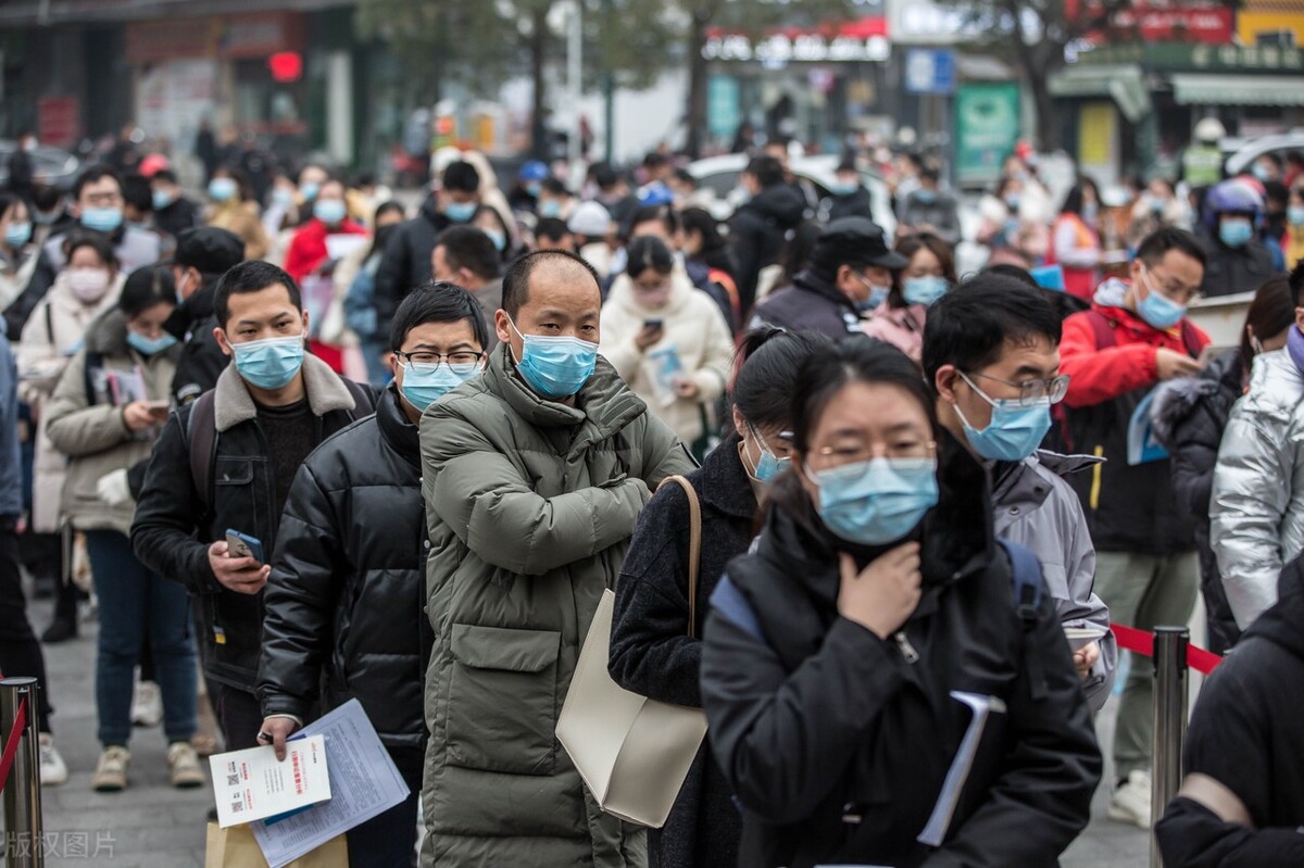 中级职称相当于公务员的什么级别？评上中级后就成为领导了吗