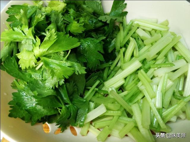 芹菜炒牛肉，试着加点芬芳的陈皮，会给你一抹闪亮而难忘的味道