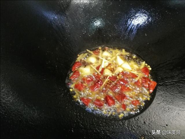 芹菜炒牛肉，试着加点芬芳的陈皮，会给你一抹闪亮而难忘的味道