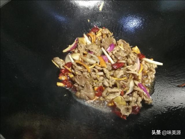 芹菜炒牛肉，试着加点芬芳的陈皮，会给你一抹闪亮而难忘的味道