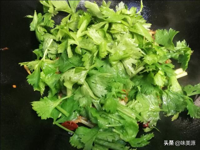 芹菜炒牛肉，试着加点芬芳的陈皮，会给你一抹闪亮而难忘的味道