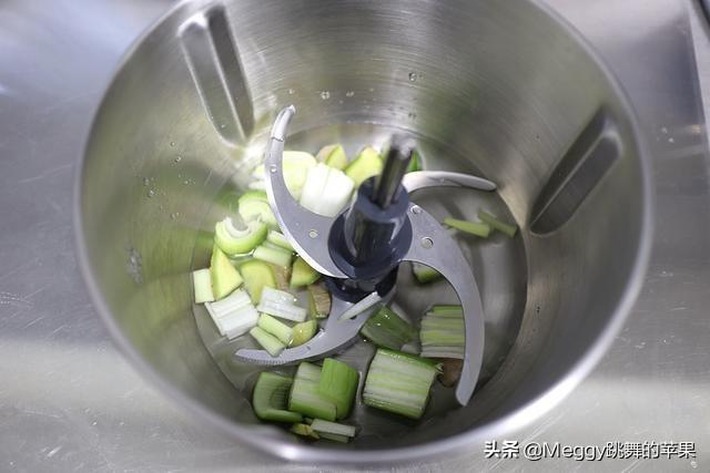 鸡胸变麦乐鸡块，不要一滴油，味道一点儿不输麦当劳，金黄Q弹