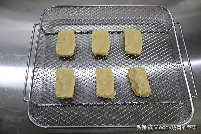 鸡胸变麦乐鸡块，不要一滴油，味道一点儿不输麦当劳，金黄Q弹