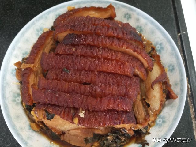 梅菜扣肉的家常做法，扣肉肥而不腻，软而不烂酥香味美，就这样做