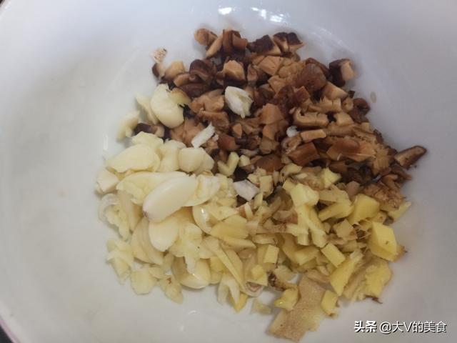 梅菜扣肉的家常做法，扣肉肥而不腻，软而不烂酥香味美，就这样做