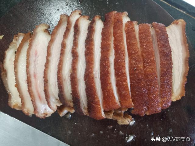 梅菜扣肉的家常做法，扣肉肥而不腻，软而不烂酥香味美，就这样做