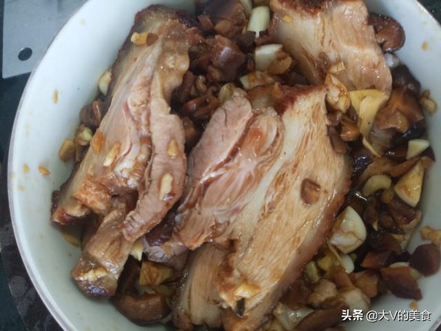 梅菜扣肉的家常做法，扣肉肥而不腻，软而不烂酥香味美，就这样做