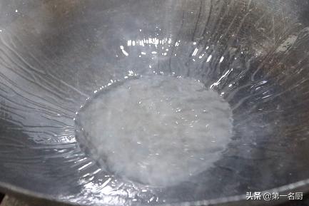 做蛋炒饭是先炒蛋还是先炒饭？一个技巧使其色泽金黄，粒粒分明