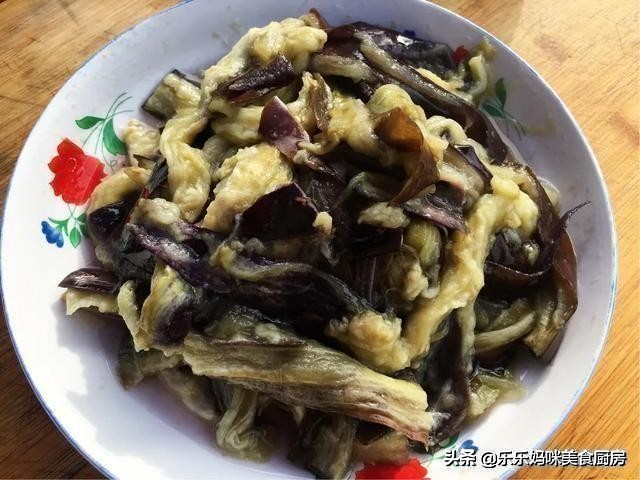 茄子怎么做才好吃？教你简单家常做法，蒜香味浓郁，特别下饭