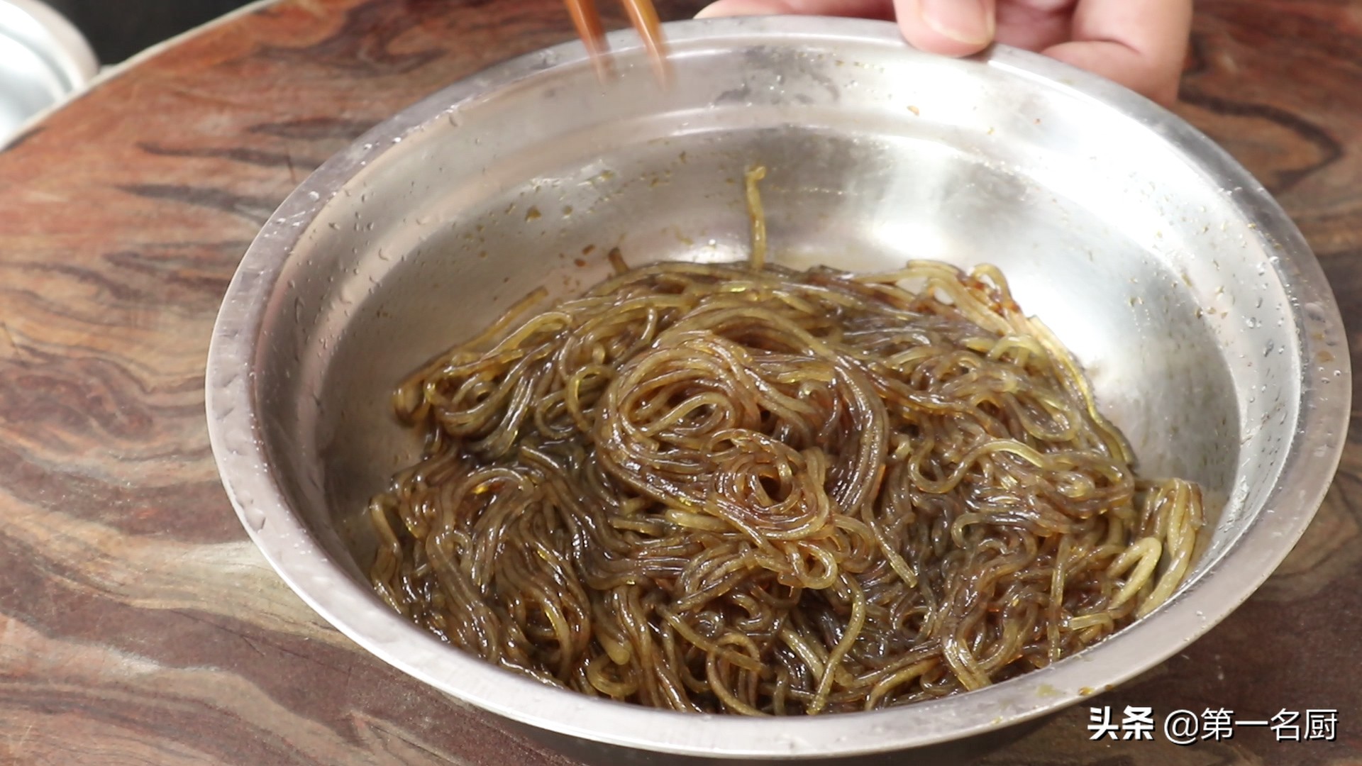 原来“包菜炒粉条”要这样做，难怪以前炒粉条老粘锅，技巧全在这