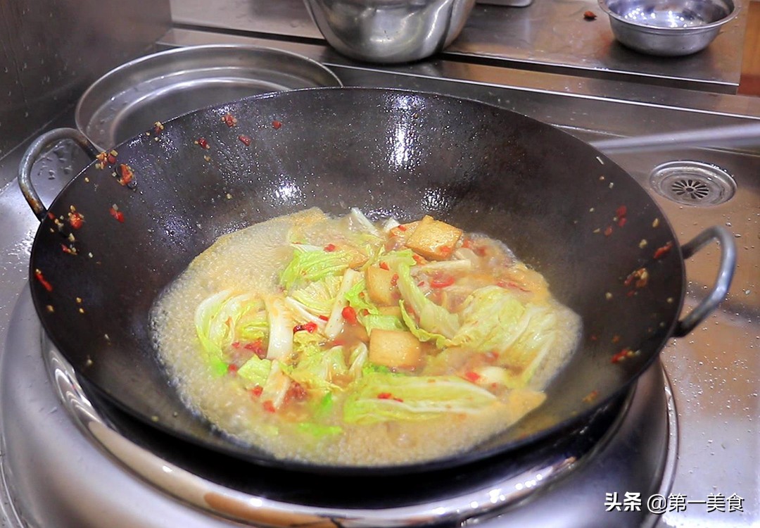 白菜炖豆腐汤怎么做才好喝，原来诀窍这么简单，做一大锅不够喝