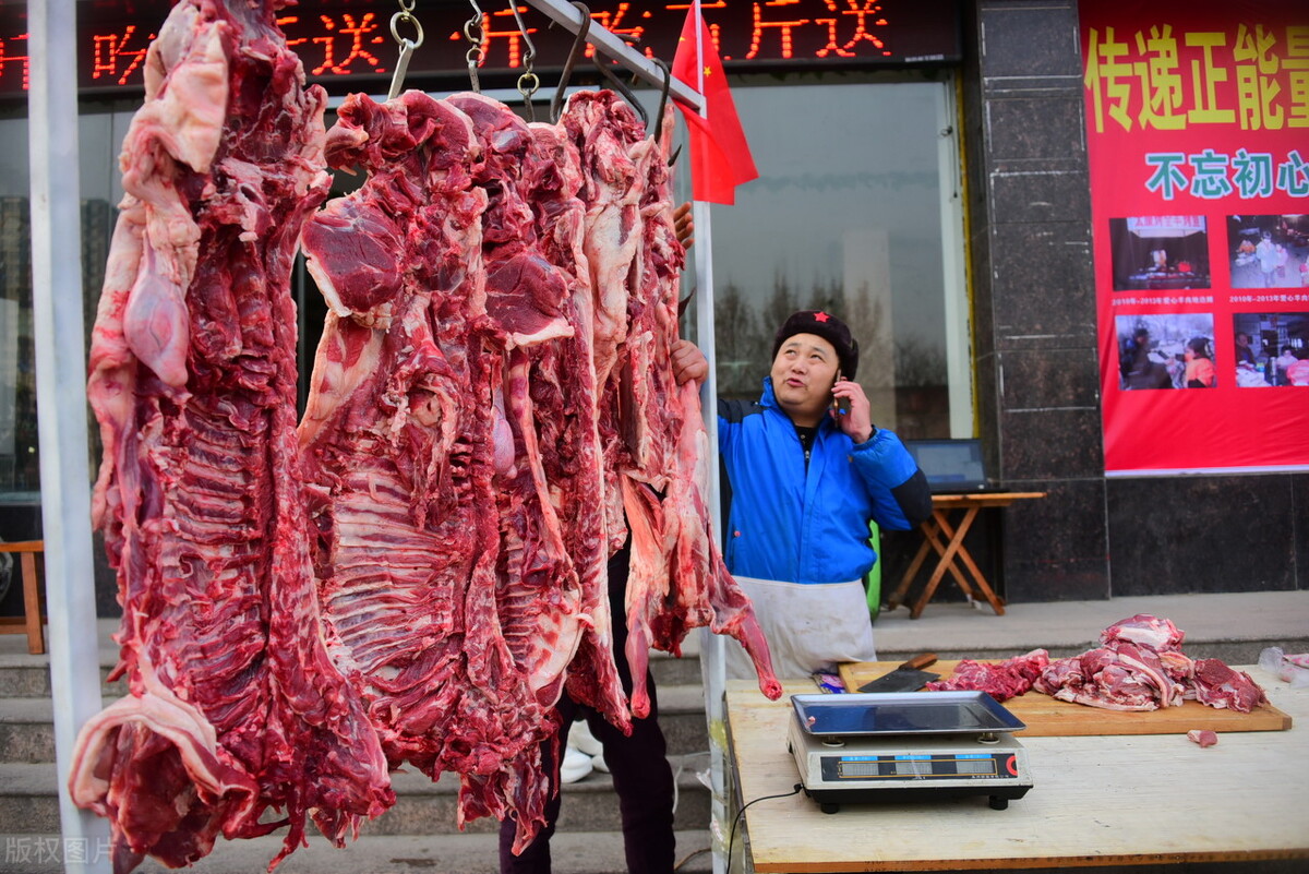 都是肉，为啥猪肉是摆着卖，牛羊肉却挂着卖？肉贩老板：猫腻不小