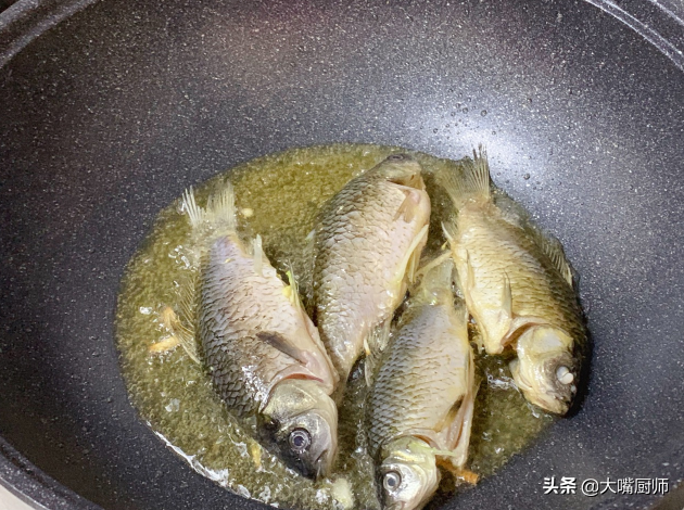 炖鱼总是有腥味？葱姜蒜靠边站，多加一勺它，腥味全无，太鲜香了