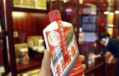 为什么茅台酒瓶口要放2颗珠子？商家说出实情，网友：高明 