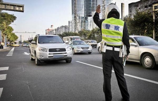 交警查车时，为何先摸一下汽车后备箱？主要是因为这三点