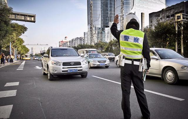 老司机必须懂，开车遇到“锯齿车道”怎么办？交警现在教你