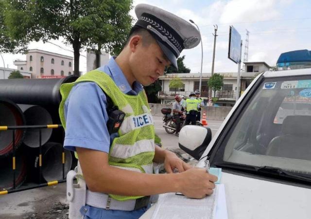 开车“闯黄灯”失败，开车过去还是停车等待？交警给出明确的解释