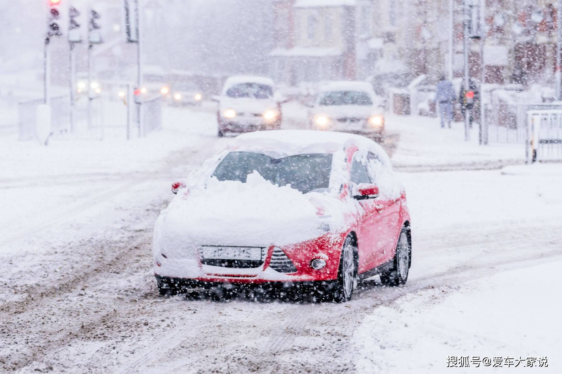 路面积雪，起步打滑怎么破：这4个小技巧很管用