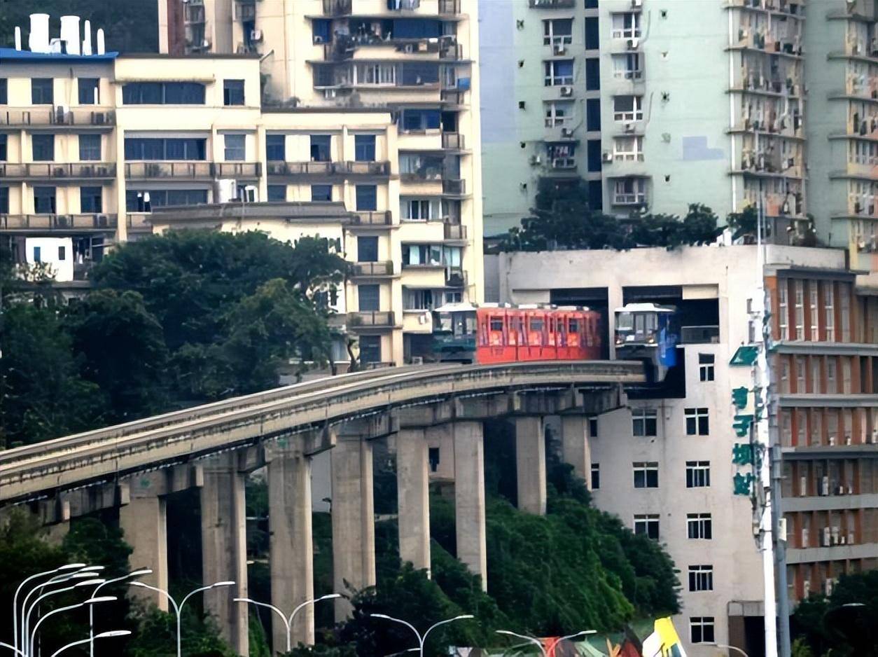 重庆轻轨从楼中穿过，他们就不嫌吵闹？来听听这栋楼里的人怎么说 