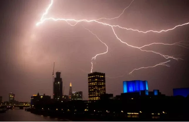 为什么站在避雷针跟前，我还是被雷击中了？