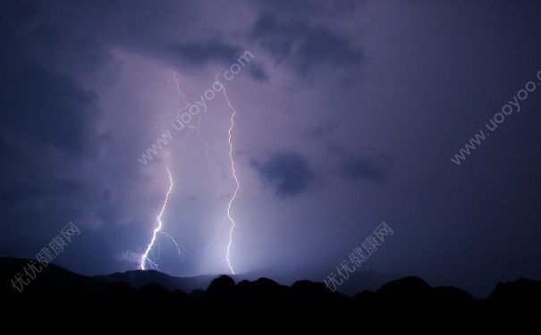 雷雨天气能玩手机吗？雷雨天气能玩电脑吗？(1)