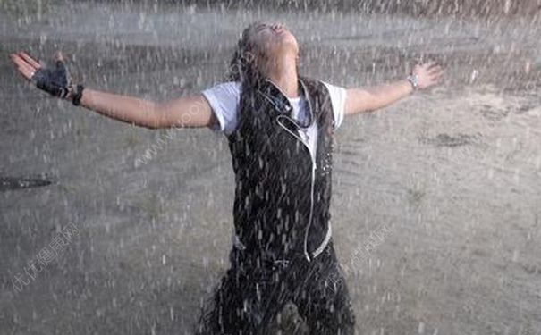 下雨时跑步和走路哪个淋雨少？下雨时走路淋到的雨将会比跑步的人少(1)